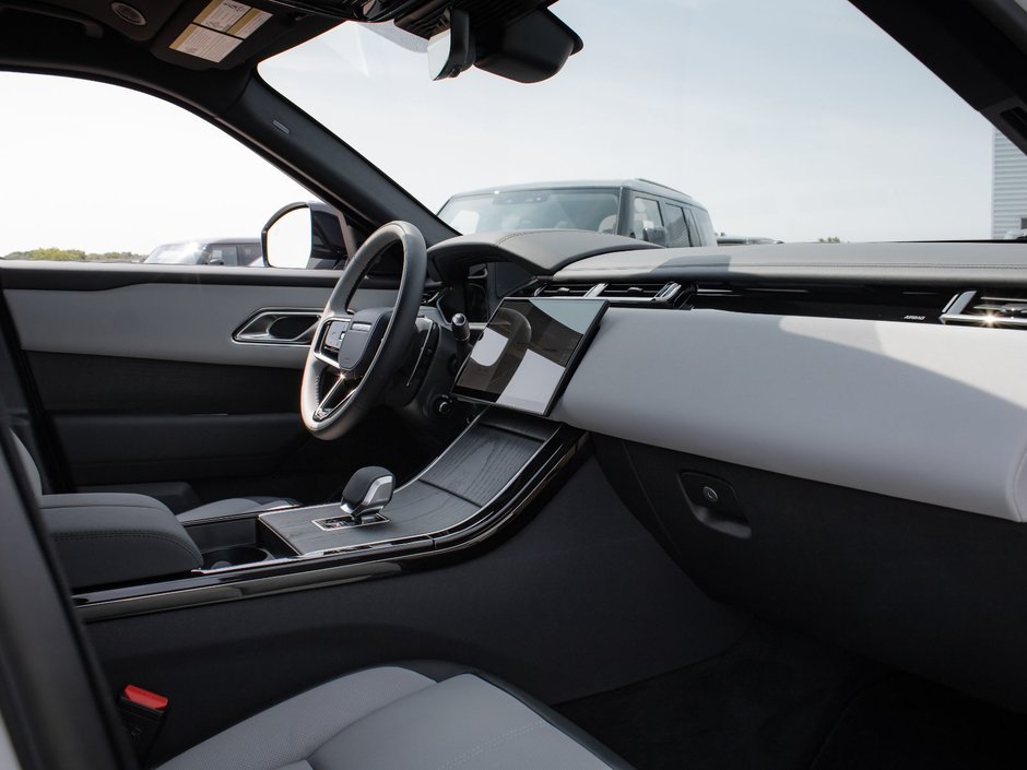 2026 Land Rover Range Rover Velar Dynamic SE-32
