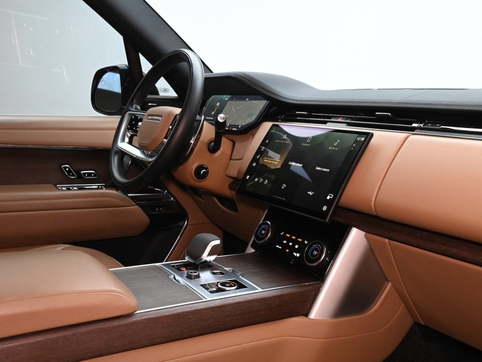 2023 Land Rover Range Rover SE-24