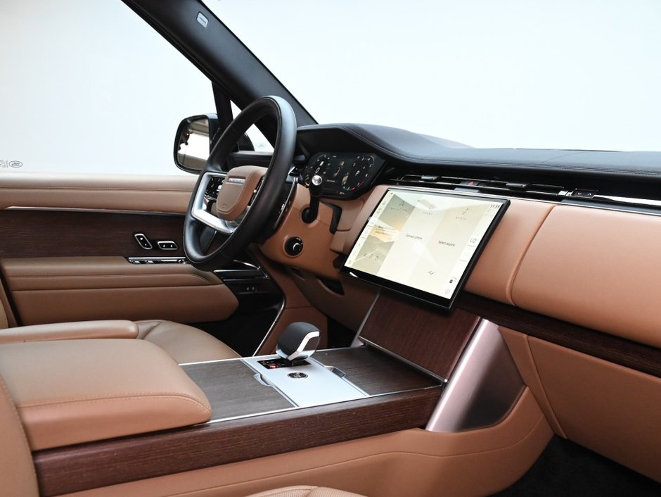 2025 Land Rover Range Rover SE-24