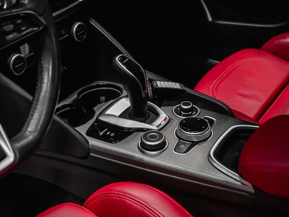 Alfa Romeo GIULIA VELOCE 2022-8