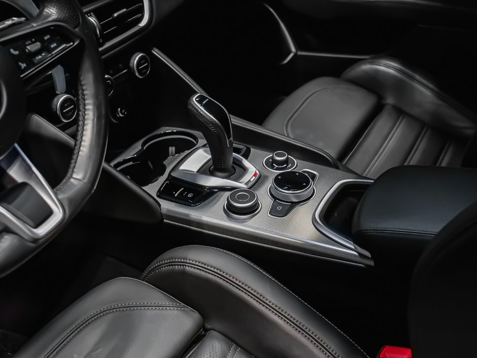 Alfa Romeo Giulia VELOCE 2022-8