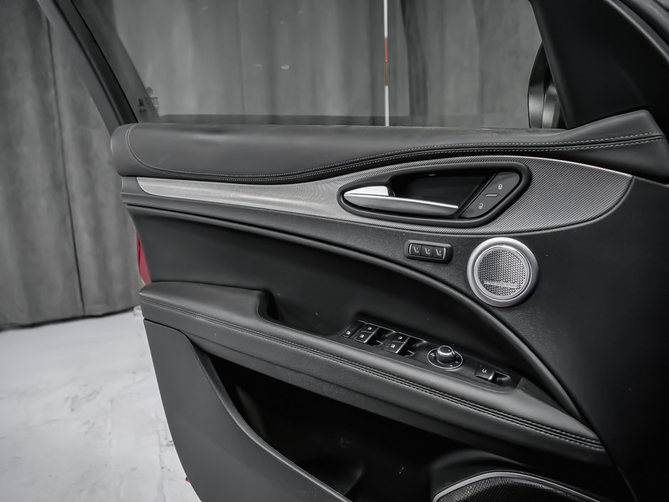 2022 Alfa Romeo Stelvio Veloce-9