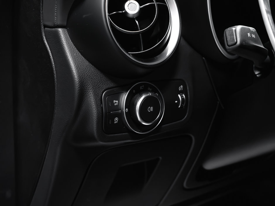 Alfa Romeo Stelvio  2025-19
