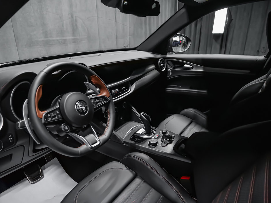 Alfa Romeo Stelvio  2025-16