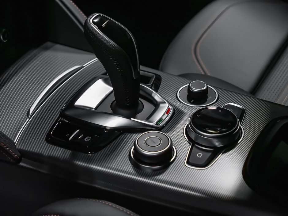 Alfa Romeo Stelvio  2025-18