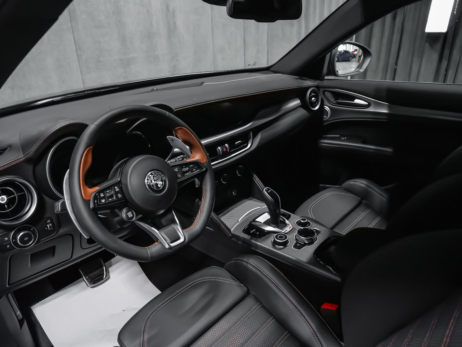 Alfa Romeo Stelvio  2025-15