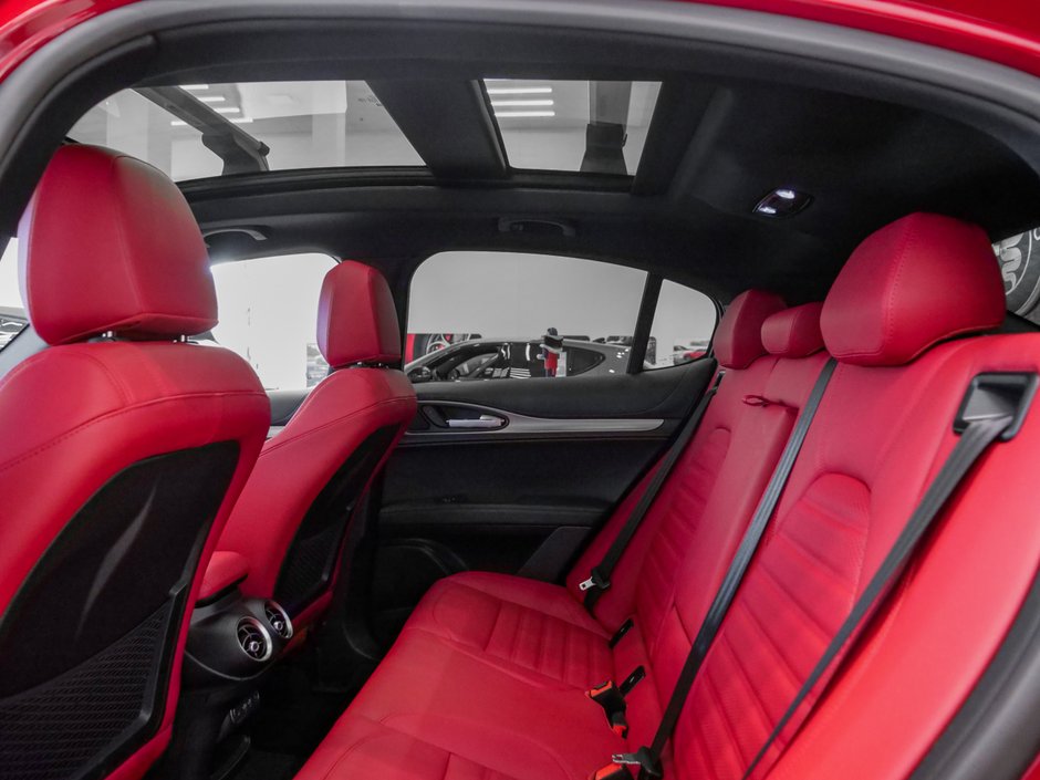 Alfa Romeo Stelvio  2025-22