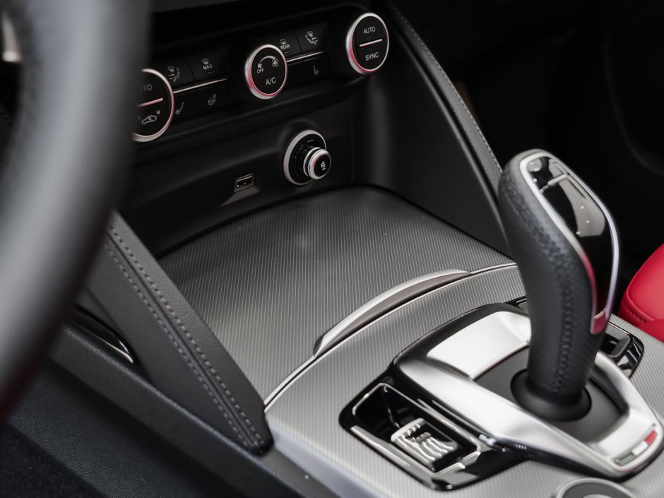 Alfa Romeo Stelvio Base 2025-23