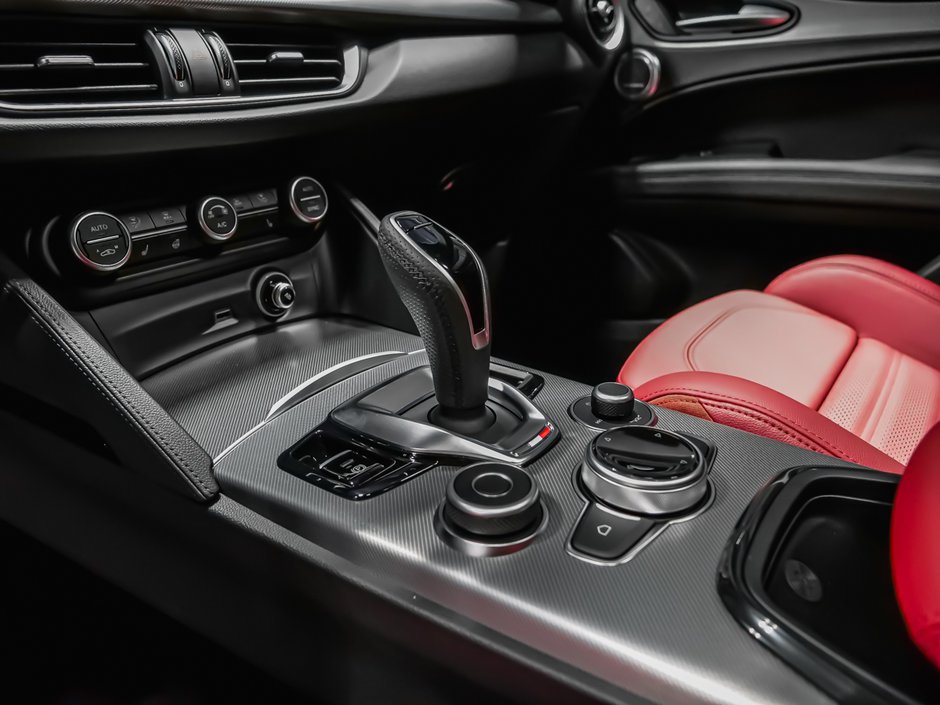 Alfa Romeo Stelvio  2025-8