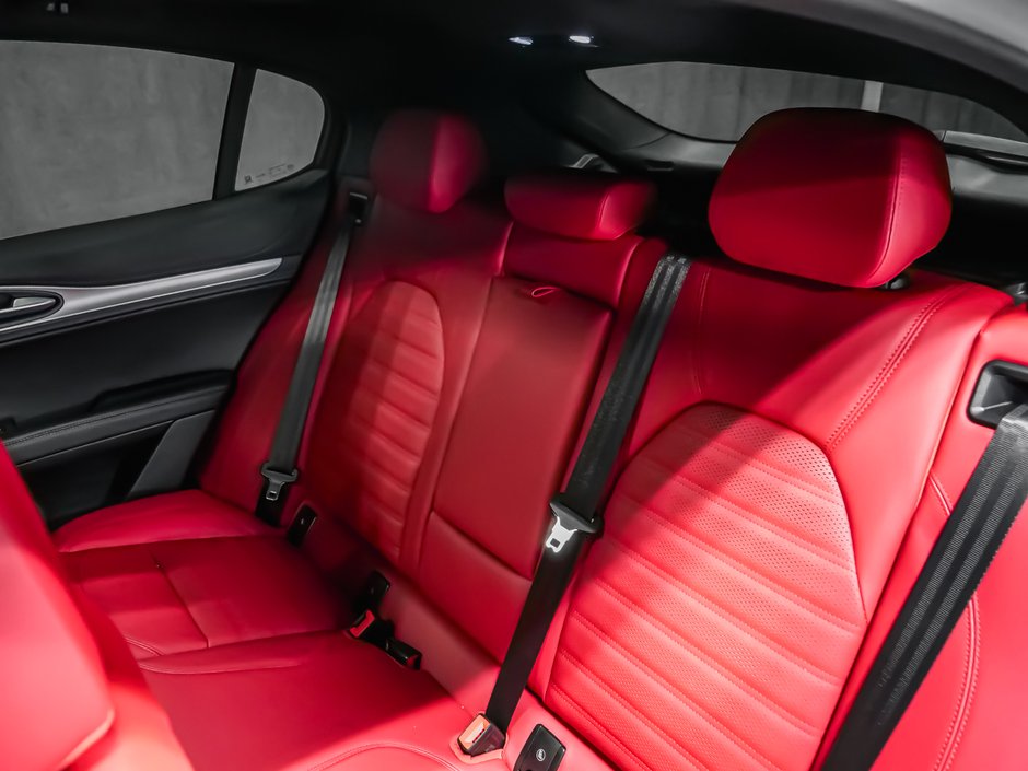 Alfa Romeo Stelvio  2025-14