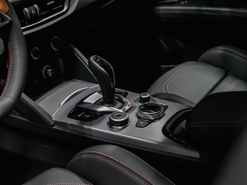 2025 Alfa Romeo Stelvio Intensa-12