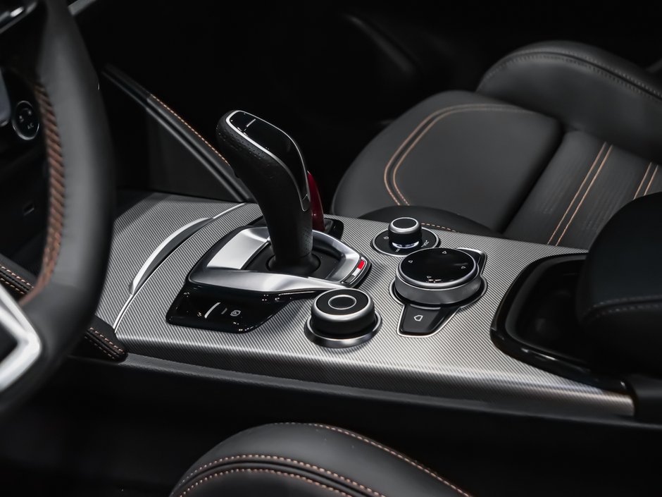 2025 Alfa Romeo Stelvio Intensa-11