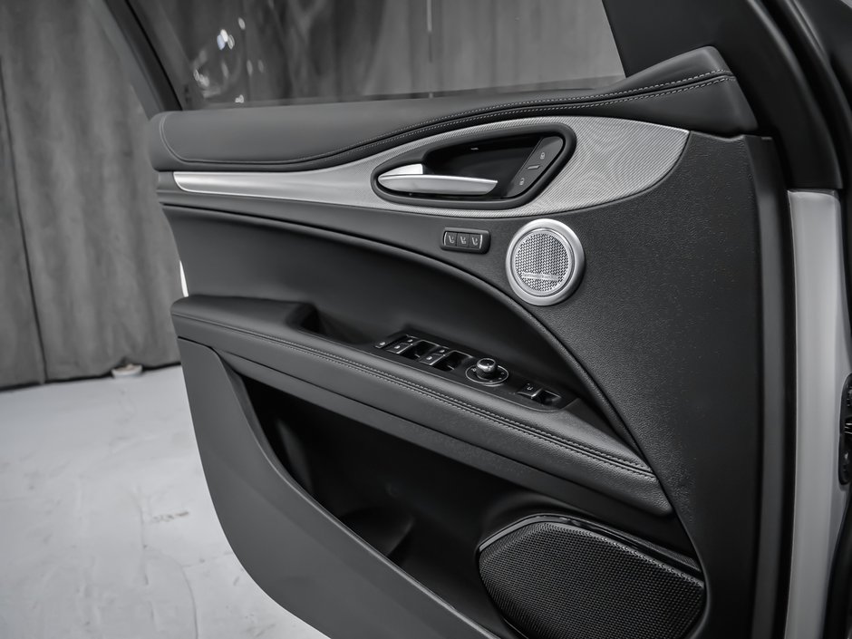 Alfa Romeo Stelvio VELOCE 2025-15