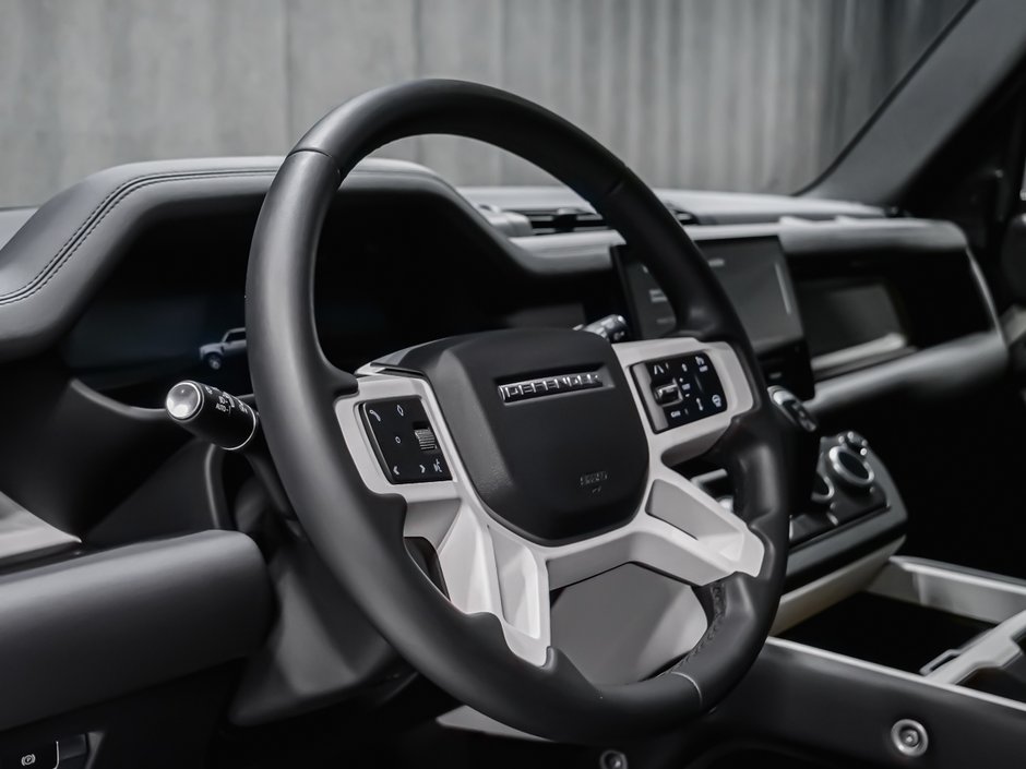 2025 Land Rover Defender S-17