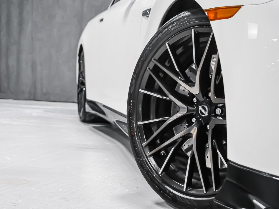 Nissan GT-R PREMIUM 2023-40