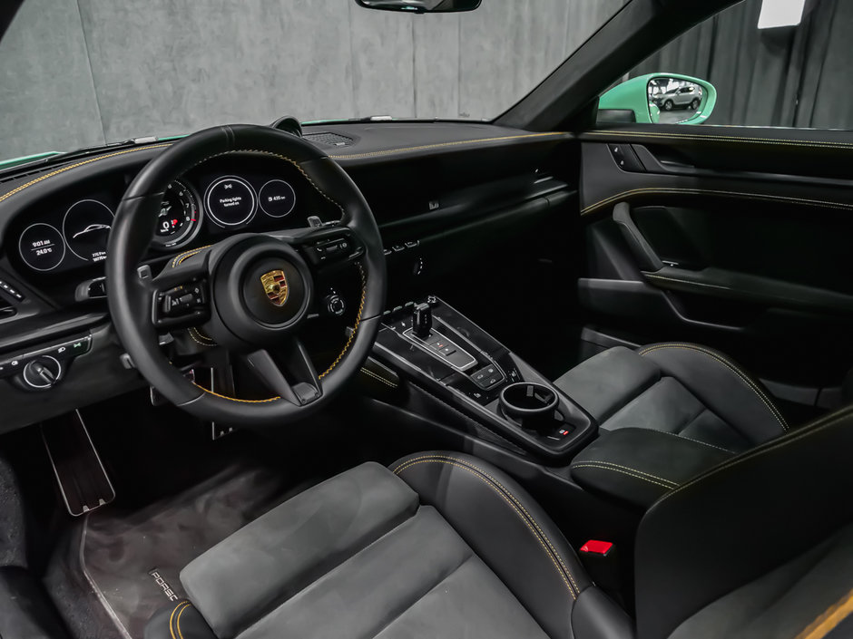 Porsche 911 Carrera 4 GTS 2023-15