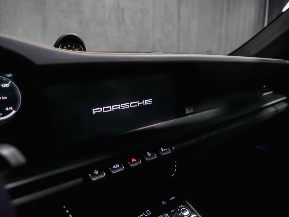 Porsche 911 Carrera 4 GTS 2023-30