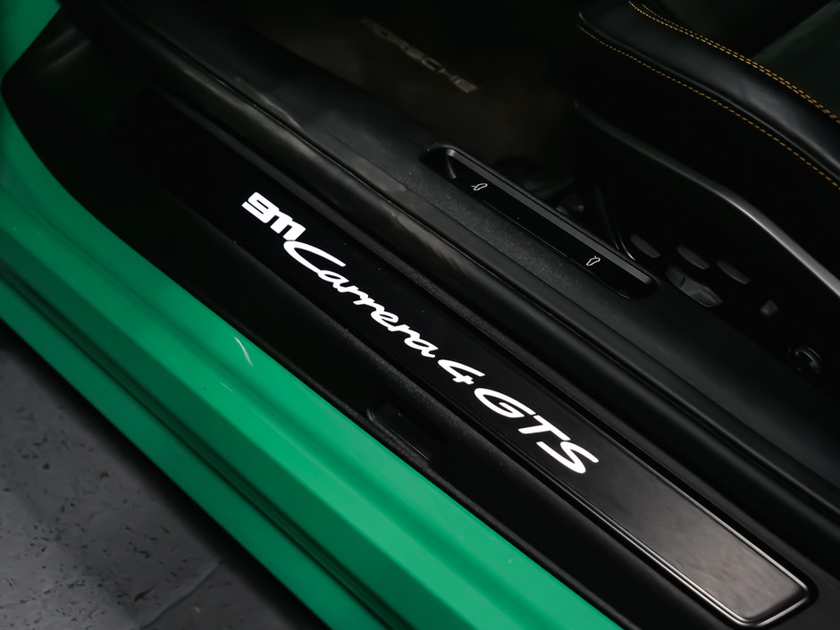 Porsche 911 Carrera 4 GTS 2023-14