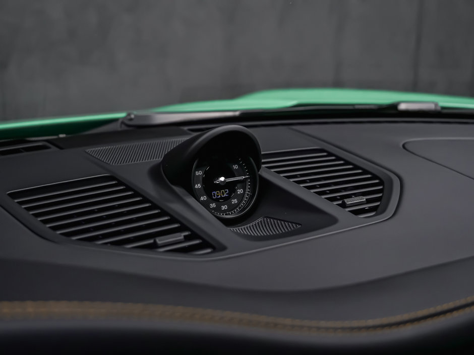 Porsche 911 Carrera 4 GTS 2023-27