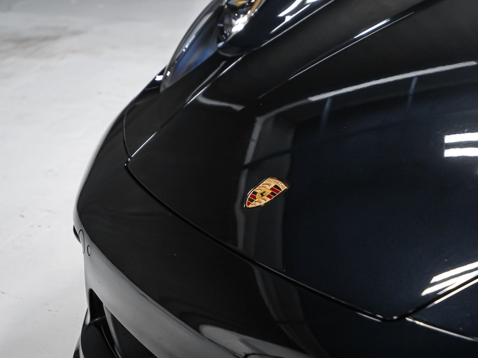 Porsche 911 CARRERA 4 GTS 2024-28