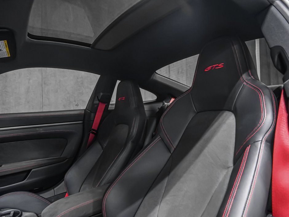 Porsche 911 CARRERA 4 GTS 2024-30