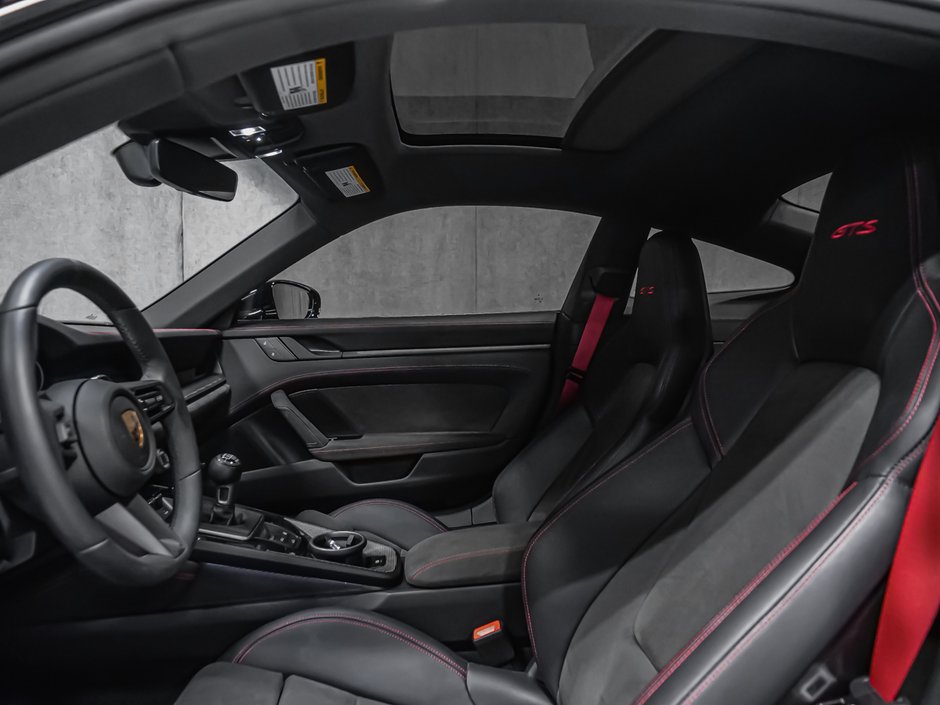 Porsche 911 CARRERA 4 GTS 2024-29