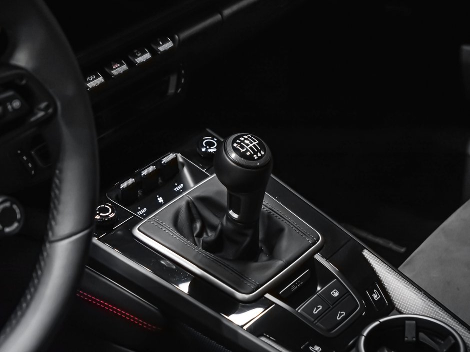 Porsche 911 CARRERA 4 GTS 2024-18