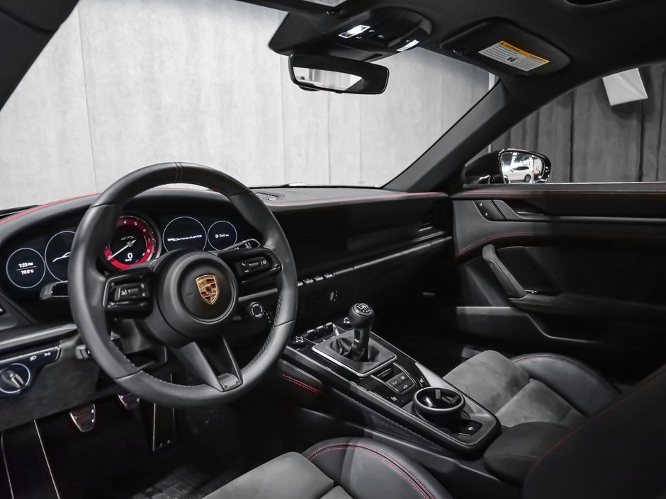 Porsche 911 CARRERA 4 GTS 2024-17