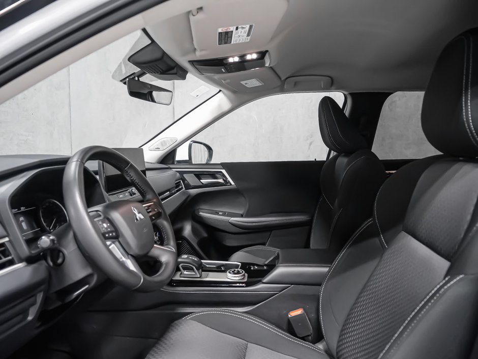 Mitsubishi Outlander ES 2025-11