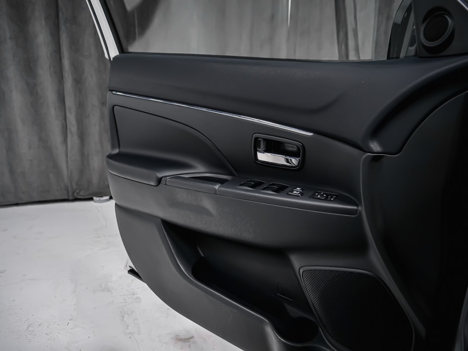 2020 Mitsubishi RVR LE 4WD-8