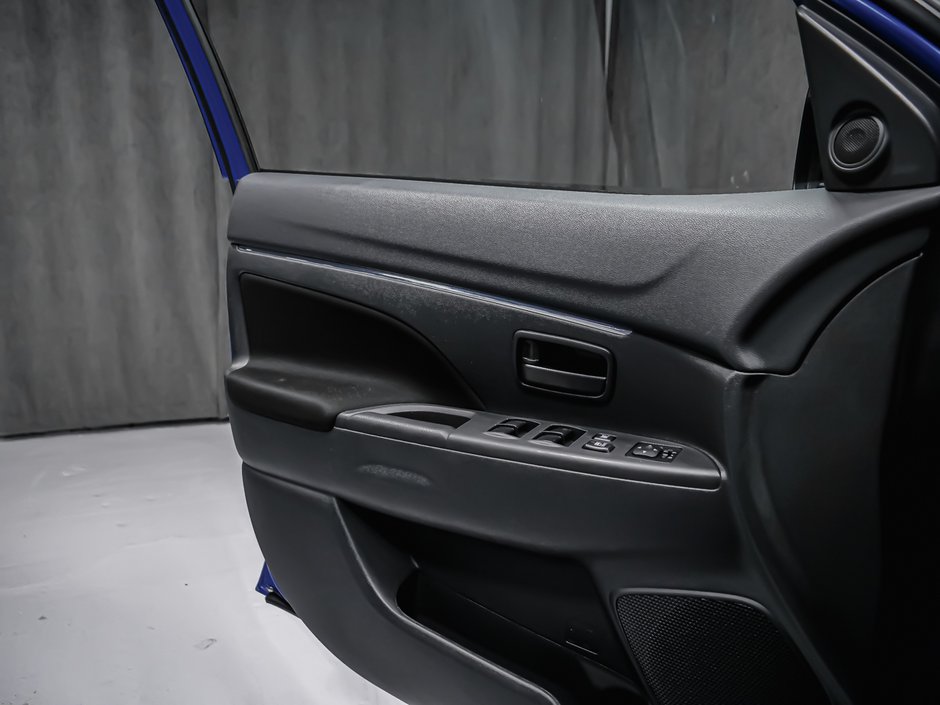2024 Mitsubishi RVR ES AWD APPLE CAR PLAY-5