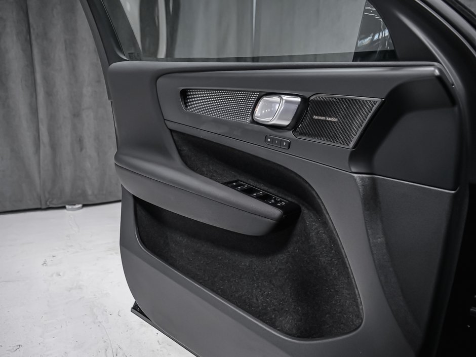 2022 Volvo XC40 R-DESIGN-8