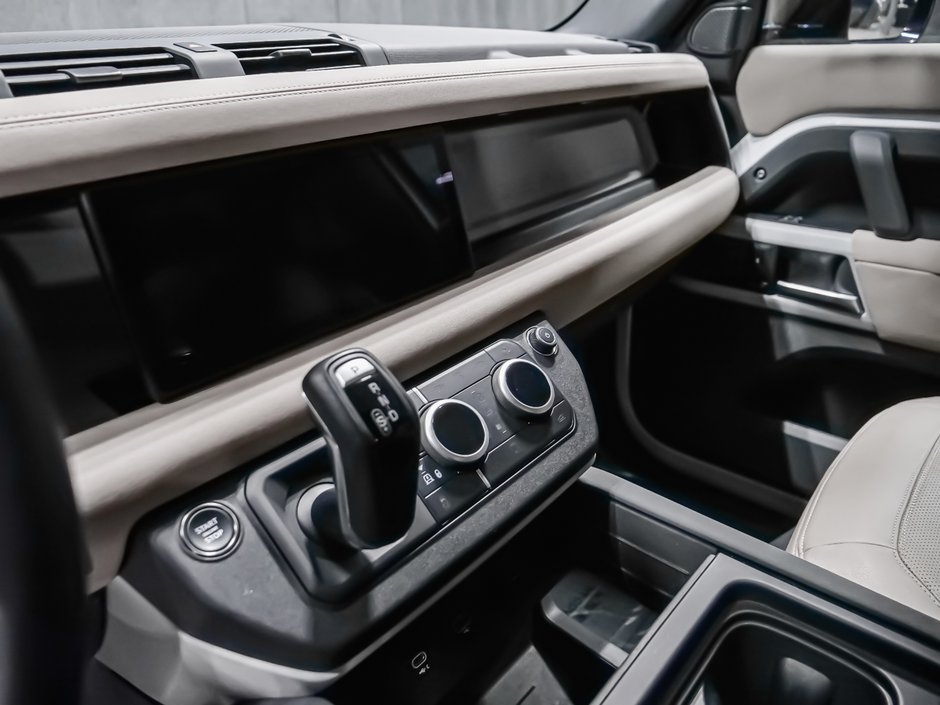 Land Rover Defender SE, 3D CAMERA, PIVI PRO, DEL LIGHT, 8 SPEED 2023-17