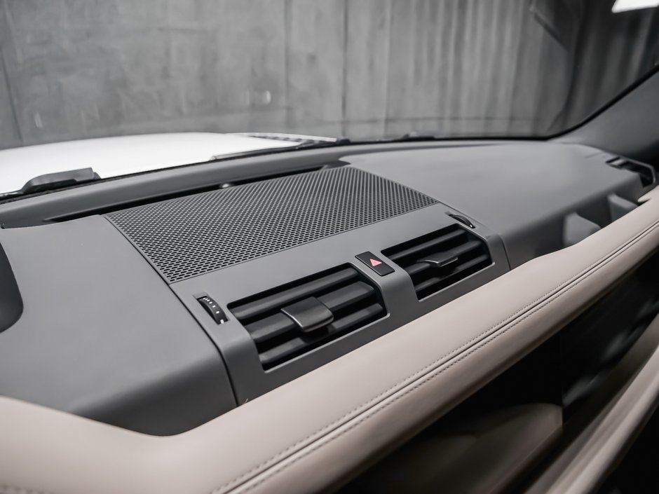 Land Rover Defender SE, 3D CAMERA, PIVI PRO, DEL LIGHT, 8 SPEED 2023-22