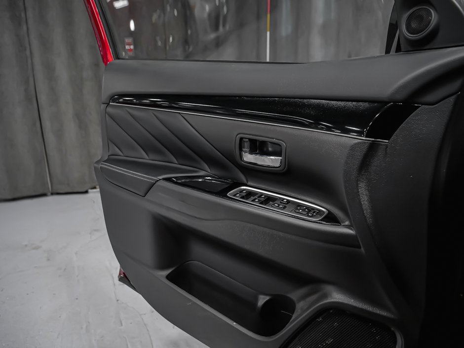 2020 Mitsubishi OUTLANDER PHEV SE-8