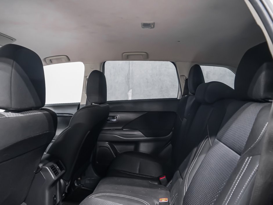Mitsubishi Outlander  2020-13