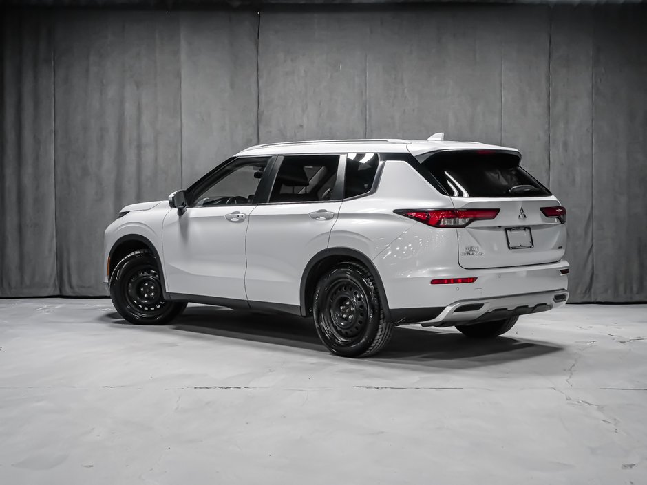 2022 Mitsubishi Outlander LE-4