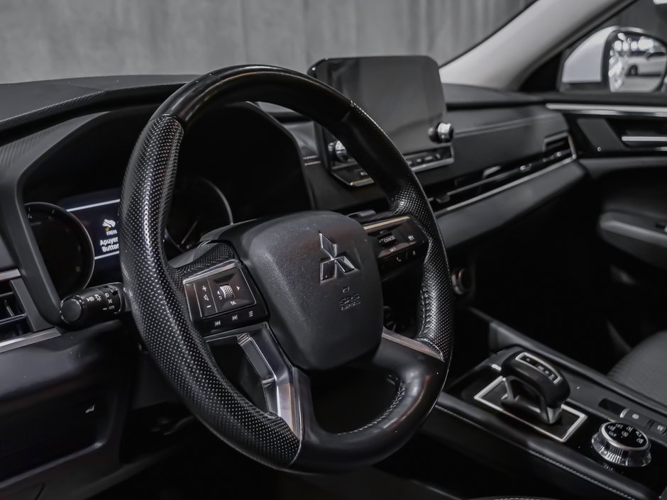 2022 Mitsubishi Outlander LE-8