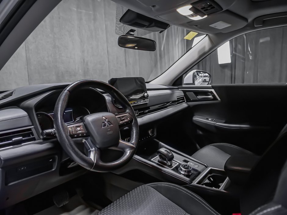 2022 Mitsubishi Outlander LE-6