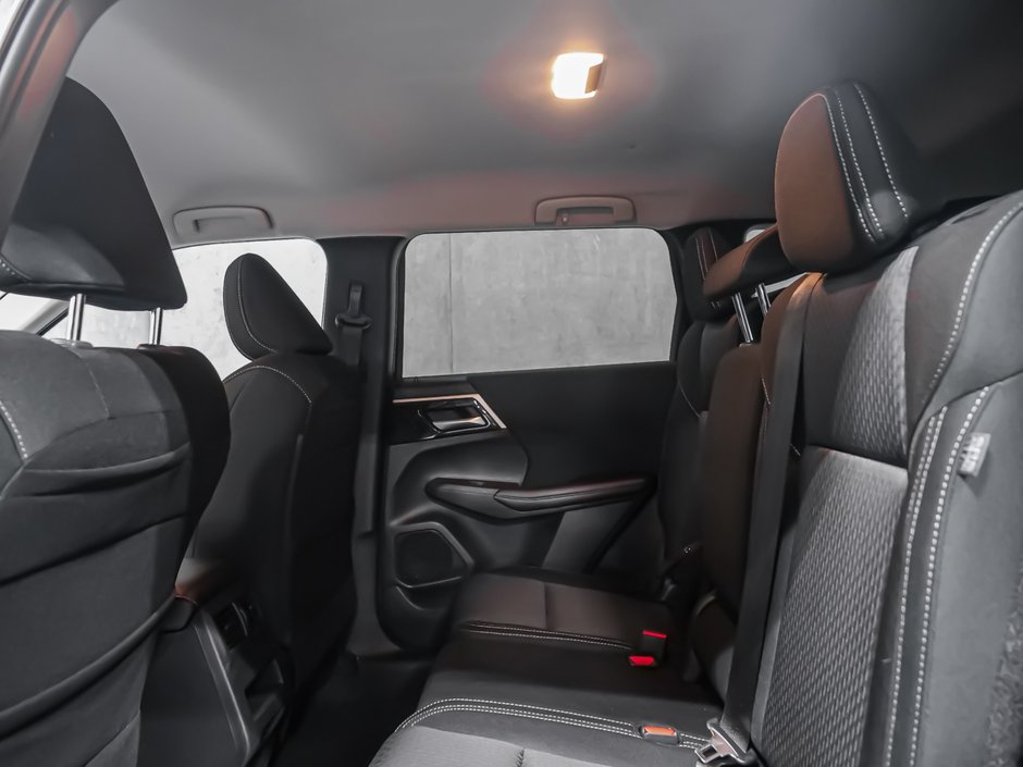 Mitsubishi Outlander ES 2024-13