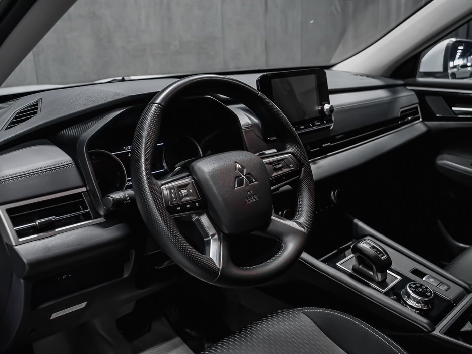 2024 Mitsubishi Outlander ES-8