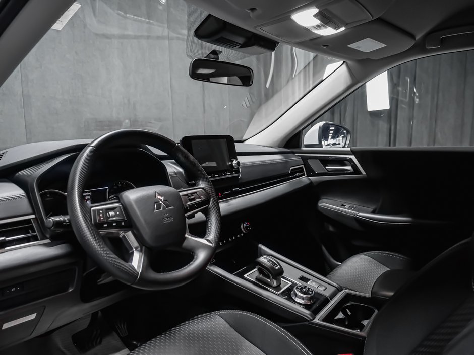 2024 Mitsubishi Outlander ES-6