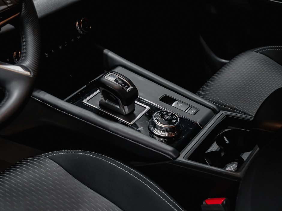 2024 Mitsubishi Outlander ES-7