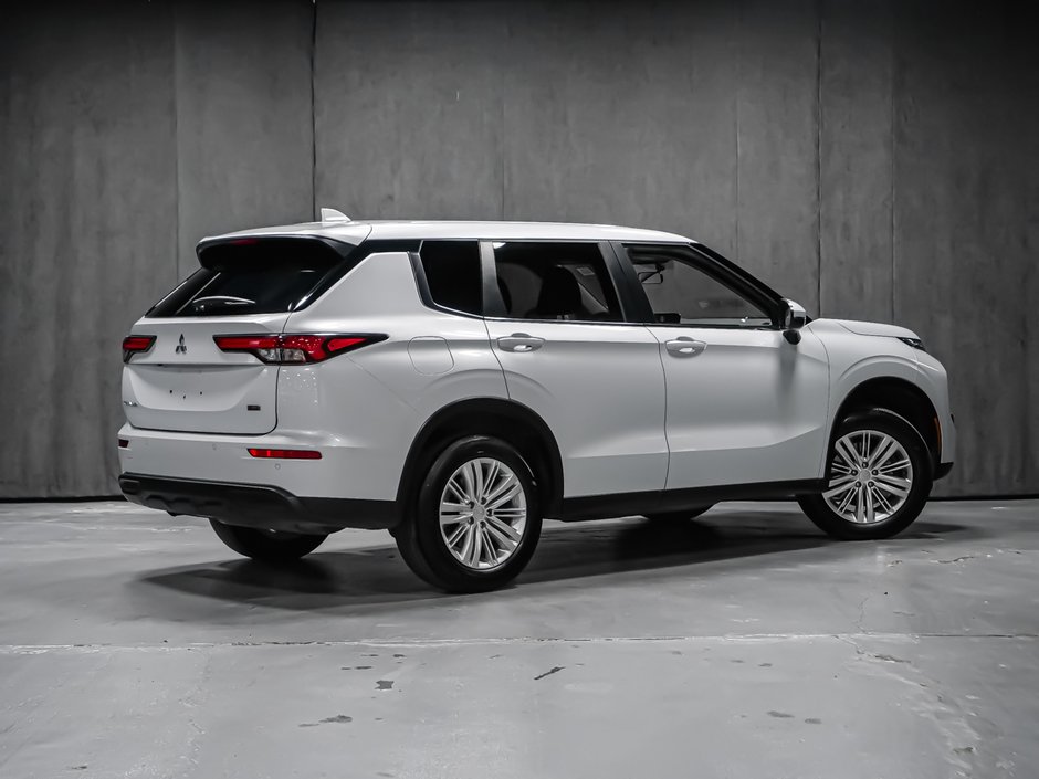 2024 Mitsubishi Outlander ES-2