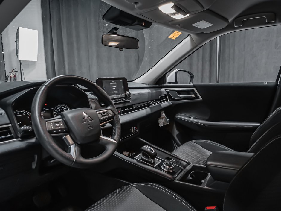 Mitsubishi Outlander ES 2024-1