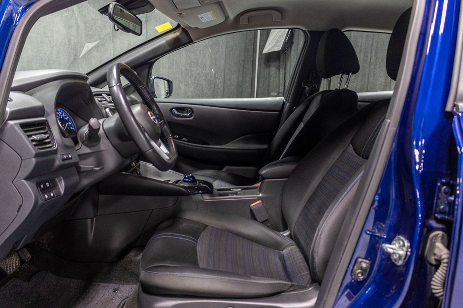 Nissan Leaf SV 2023-16