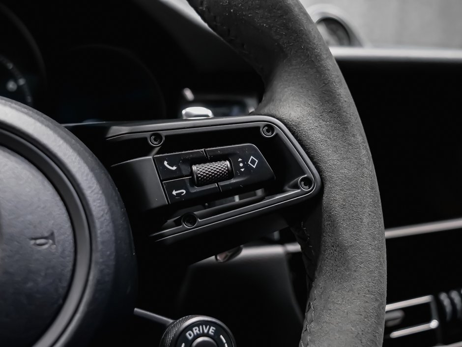 2025 Porsche Macan T-16