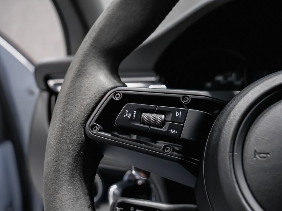 2025 Porsche Macan T-17