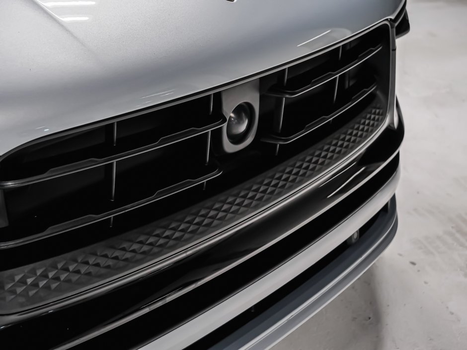 2025 Porsche Macan T-23