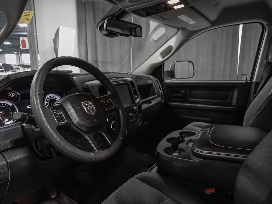 2023 Ram 1500 Classic V6 4X4 CABINE ÉQUIPE-1